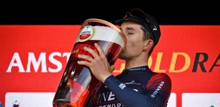 En el podio de la Amstel Gold Race, los ciclistas reciben un premio muy grande en forma de cerveza.
