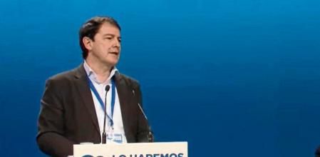 Alfonso Fernández Mañueco, junto a Alberto Núñez Feijóo, durante su intervención en el Congreso Nacional del PP en Sevilla. EP. 01/04/2022