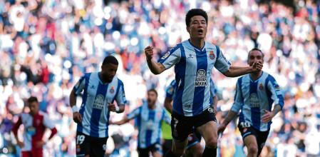 BARCELONA, SPAIN - APRIL 10: Wu Lei of Espanyol celebrates scoring the winning goal during the La Liga Santander match between RCD Espanyol and RC Celta de Vigo at RCDE Stadium on April 10, 2022 in Barcelona, Spain. (Photo by Alex Caparros/Getty Images)