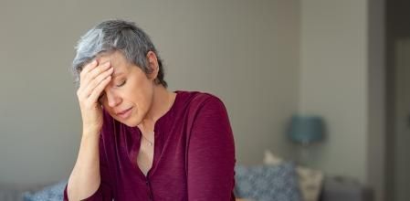 Mujer con dolor de cabeza