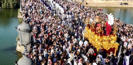 Hermandad de la Estrella por el Altanazo, junto a el Puente de Triana en Semana Santa 