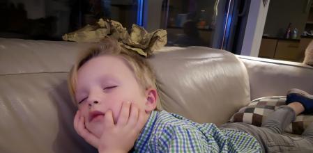 Niño dormido en el sofá