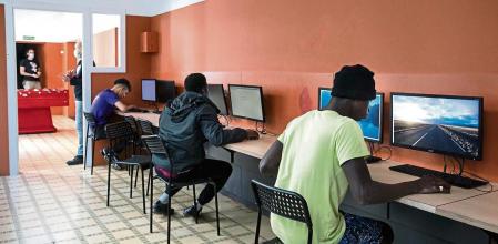 Barcelona-Centro de acogida de la DGAIA para menores migrantes no acompañados en la foto unos chicos en la sala de ordenadores-Foto Ana JIménez