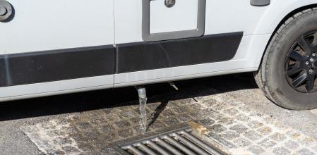 Liberando las aguas del depósito de aguas grises de una caravana