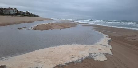 Lago formado por el efecto de la borrasca Evelyn en la playa de Gavà.