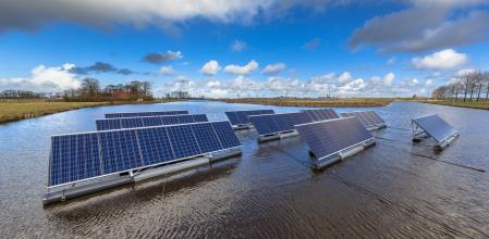 Placas solares flotantes en una planta piloto en Estados Unidos  .
