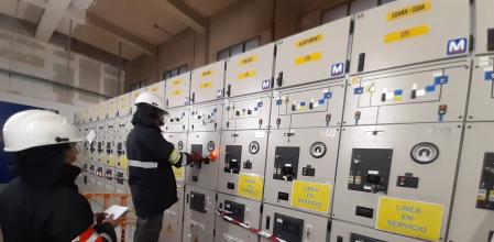 Un operario realiza trabajos de mejora en el suministro eléctrico de la subestación de Mata en el Poble Sec