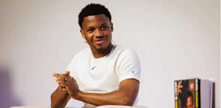 Ansu Fati durante la presentación del libro