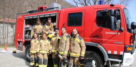 Bombers voluntarios del parc de Camprodon (Ripollès) con el nuevo cambión.