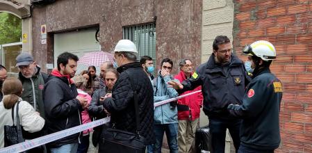 Los bomberos dejan acceder a los vecinos afectado por el incendio del Eixample