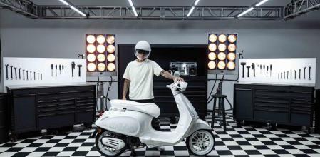 ustin Bieber posa junto a la Vespa especial diseñada por él mismo