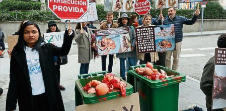 GRAF4287. MADRID, 06/04/2022.- Miembros de la plataforma provida Derecho a vivir junto con un cubo de basura lleno de muñecos que asemejan a fetos se concentran en las inmediaciones del Senado, que previsiblemente aprueba este miércoles la ley que penalizará el acoso a las mujeres que acuden a las clínicas donde se practican abortos y a sus trabajadores EFE/ Javier Lizón