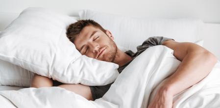 Hombre durmiendo plácidamente