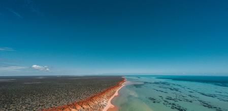 Bahía Shark (Australia).Posee características naturales excepcionales como son sus extensas camas de un mar de hierbas; de hecho son las más grandes y ricas del mundo