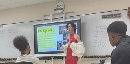 Da una lección de historia del colectivo LGTBQ a sus compañeros de clase y se convierte en viral