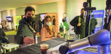 ROBOTS QUE REALIZAN LAS FUNCIONES DE PERSONAS, EN UN MONTAJE DE HOTEL EN LA FERIA DE ALIMENTARIA. ROBOTS EN FUNCIONES DE CAMAREROS. HOSTELCO