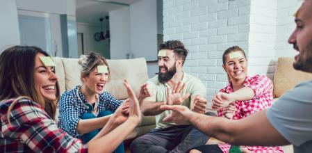 Un grupo de amigos jugando a adivina quién soy