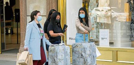 foto XAVIER CERVERA 09/04/2022 primer dia de la semana santa del 2022 ,primera 'normal' post pandemia, con prevision de un lleno (hotelero ,museos, etc) casi del 100% en el passeig de gracia (entre gran via y plaça catalunya) mucha gente, entre turistas y locales, algunos/as comprando shopping, paseando,..