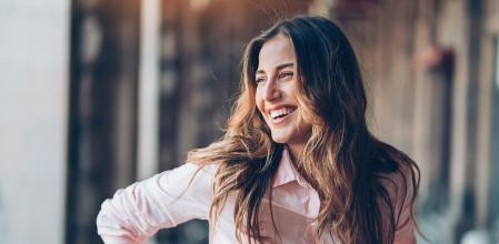 Mujer riéndose