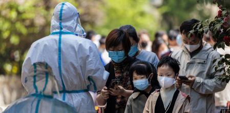 Ciudadanos se someten a pruebas de covid en Shanghai (China)