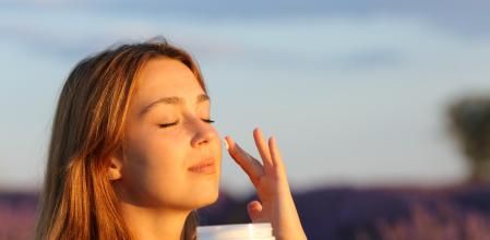 Mujer aplicándose crema de sol
