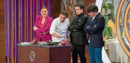 MADRID, 12/04/2022.- #{emoji}147;MasterChef#{emoji}148; estrenará próximamente su décima edición con concursantes anónimos, una edición #{emoji}147;especial#{emoji}148; que estará llena de #{emoji}147;segundas oportunidades#{emoji}148; y de celebración a un formato que ha cambiado los programas gastronómicos en España y ha ejercido como divulgador de la alta cocina. #{emoji}147;Hay una generación de niños que han aprendido lo que es un esférico, que entienden de cocina, hemos modernizado y hemos divulgado muchísimo. Lo que realmente nos hace sentir satisfechos es esta divulgación, es lo que más ha valido la pena#{emoji}148;, ha apuntado el chef Jordi Cruz, jurado del programa, en una rueda de prensa en la que han participado los otros dos jueces, los chefs Pepe Rodríguez y Samantha Vallejo-Nágera.- EFE/MasterChef/SOLO USO EDITORIAL/SOLO DISPONIBLE PARA ILUSTRAR LA NOTICIA QUE ACOMPAÑA (CRÉDITO OBLIGATORIO)