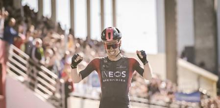 Van Baarle celebrando su victoria en el velodromo de Roubaix