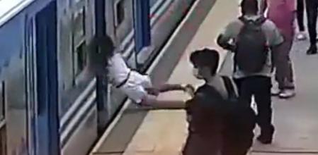 Momento en que la joven cae a las vías