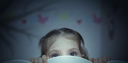Niña con miedo a la oscuridad
