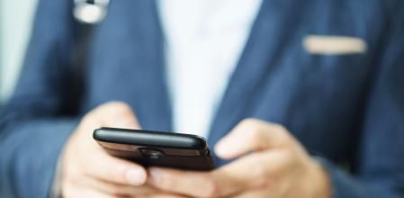 Un hombre utilizando un móvil Android