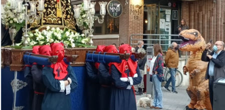 Un hombre disfrazado de dinosaurio irrumpió en plena procesión y algunos asistentes no se lo tomaron bien&nbsp;