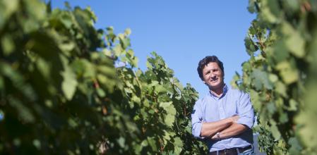 Rafael Palacios junto a las vides donde nace O Soro