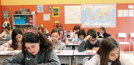 Alumnes sense mascareta a l'interior de la classe de 5è de primària a l'Escorial de Vic
