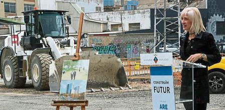L'alcaldessa d'Esplugues, Pilar Díaz, durant l'acte de posada en marxa de les obres de l'ARE Montesa