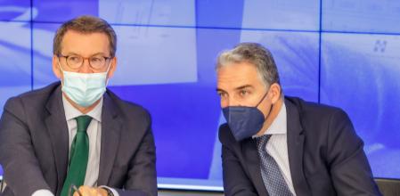 El presidente del PP, Alberto Núñez Feijóo, junto al coordinador general Elías Bendodo, durante la reunión del comité ejecutivo