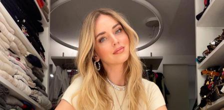 Chiara Ferragni con su vestidor lleno de ropa y accesorios
