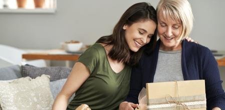 Hija dándole un regalo a su madre