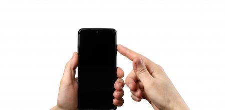 Un hombre trata de encender un móvil