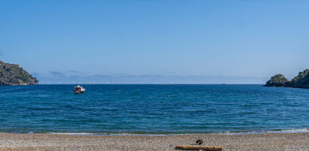 Recreación del parque eólico marino flotante Tramuntana visto desde Cala Montjoi de Roses.