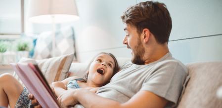 Padre leyendo con su hija