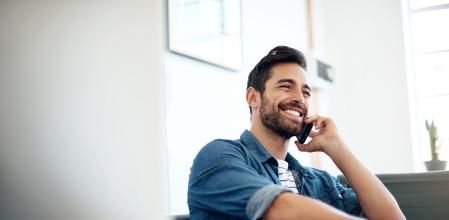 Un hombre hablando por el móvil