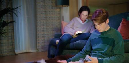 Los padres, una presencia pasiva, incluso si se trata de una Olivia Colman dispuesta a aprovechar un par de secuencias de lucimiento.