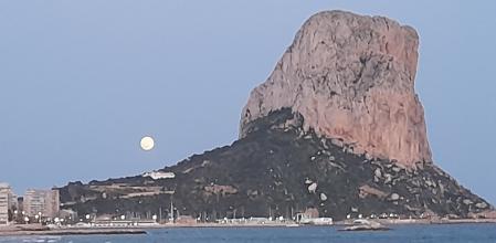 Según fuentes del cuerpo de Bomberos, un joven se lanzó al agua desde el helipuerto del Penyal d'Ifach y un acompañante se lanzó para intentar rescatarlo.