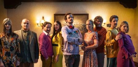 Martín Cuervo ( en medio) rodeado del reparto de la película