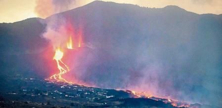 Vistas del volcán Cumbre Vieja expulsando lava y piroclasto, tomadas desde la montaña de La Lagunas, a 28 de septiembre en Las Manchas, La Palma, Santa Cruz de Tenerife, Canarias (España). Tras varias horas de inactividad, el volcán se reactivó ayer y entró en una fase ‘efusiva’ en la que vuelve a generar fuertes explosiones de tipo estromboliano y lava más fluida y con mayor capacidad para moverse. Estas gran coladas de lava se encuentran a 1 kilómetro del Océano Atlántico y a su llegada al mar podría provocar reacciones químicas adversas. Desde su erupción el pasado domingo, 19 de septiembre, el volcán de La Palma ha dejado al menos 6.000 personas evacuadas y unas 400 edificaciones dañadas. 28 SEPTIEMBRE 2021;VOLCÁN;LA PALMA;SANTA CRUZ DE TENERIFE;CANARIAS Kike Rincón / Europa Press 28/09/2021