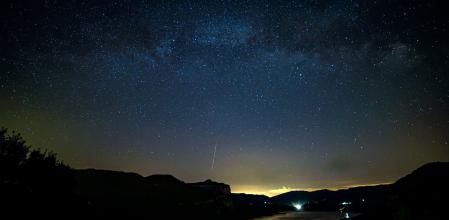 La estrella fugaz coronada por la Vía Láctea.