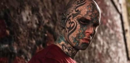 Prohíben a un profesor dar clases a menores de 6 años porque sus tatuajes aterrorizan a los niños