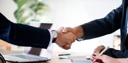 Hombres de negocios estrechando las manos