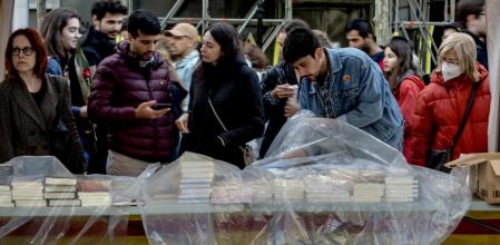 FOTO ALEX GARCIA AMBIENTE SANT JORDI CENTRO BARCELONA. LLUVIA. PLASTICOS PARA PROTEGER LOS LIBROS 2022/04/23