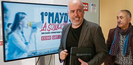 GRAF8322. MADRID, 25/04/2022.- Los secretarios generales de UGT, Pepe Álvarez (d), y CCOO, Unai Sordo, presentan los actos de celebración del Primero de Mayo en todo el país, convocados bajo el lema 